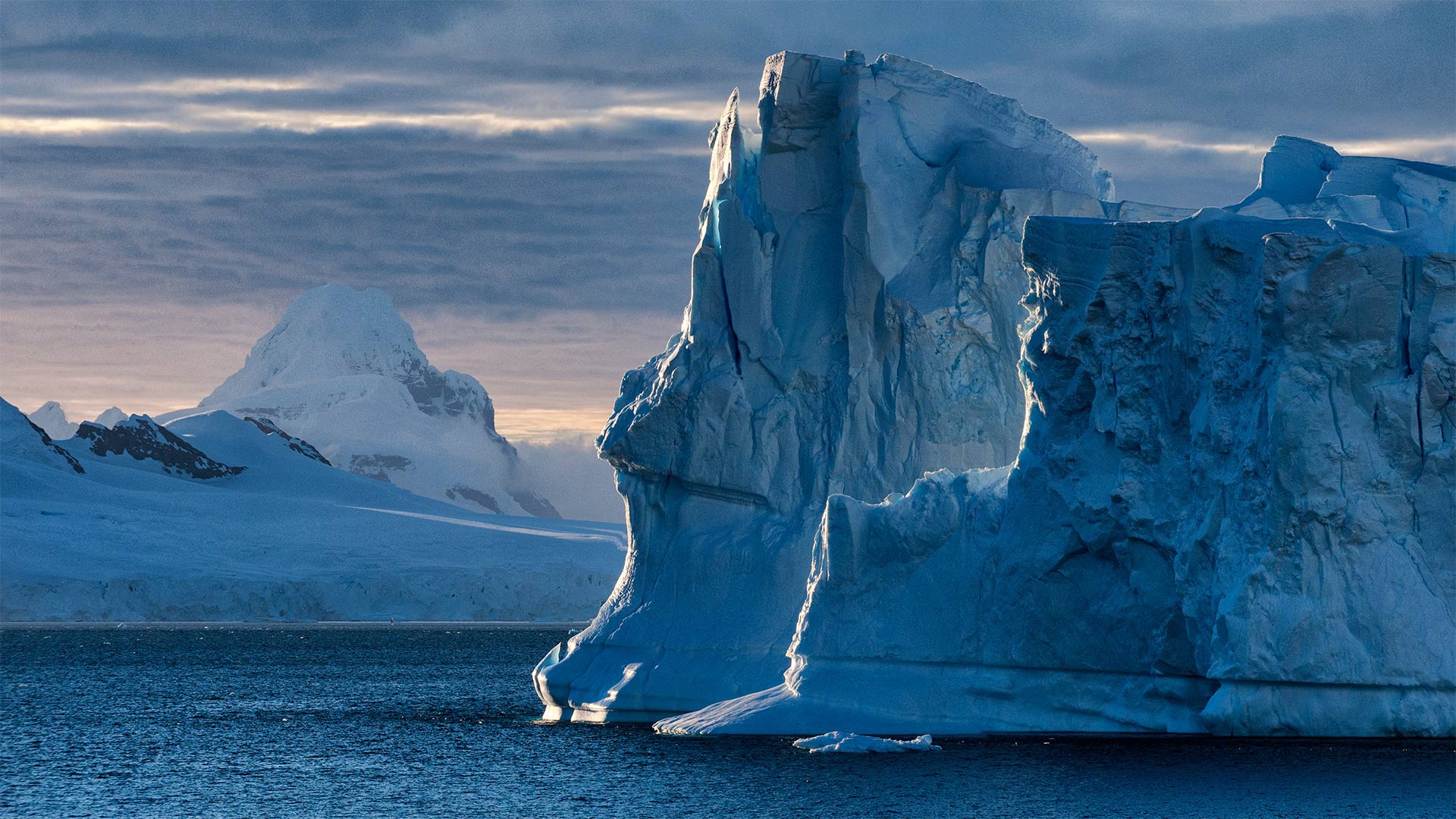 Blue icebergs near Cuverville Island, Antarctica (© Mike Hill/Getty Images)(Bing Canada)