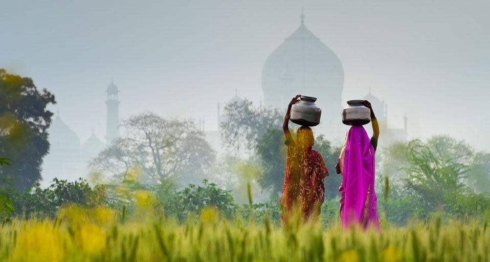 Women carrying water jugs near the Taj Mahal in Agra, India (© Peter Adams/Corbis) &copy; (Bing United Kingdom)