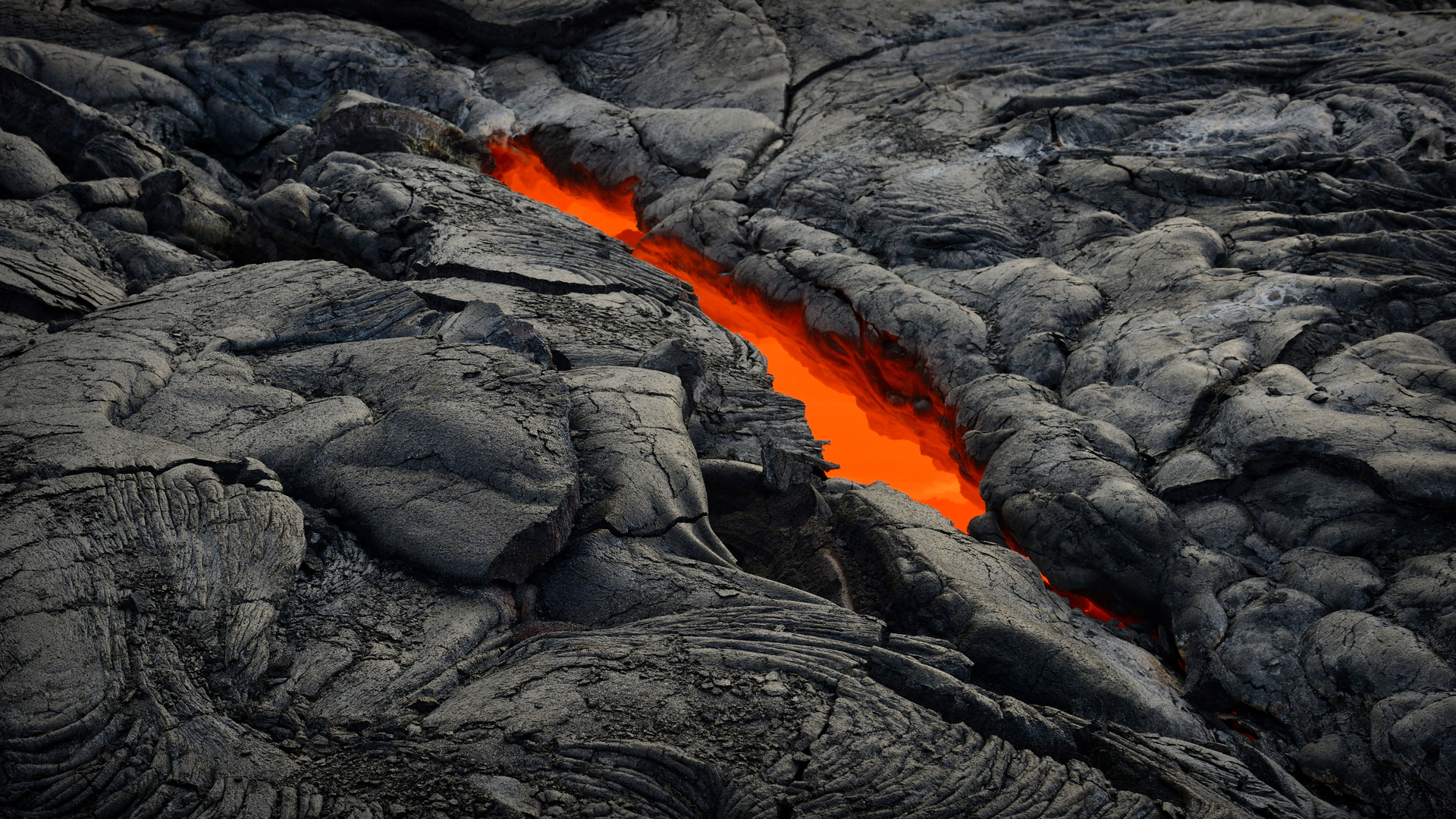 Skylight into an active lava tube, Hawaii Volcanoes National Park, Hawaii (© Tom Schwabel/Tandem Stills + Motion)(Bing Canada)
