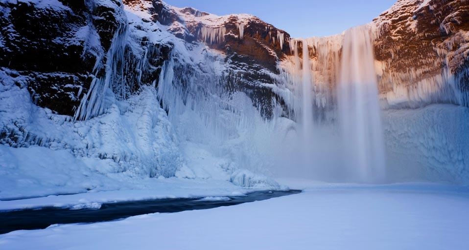 Skógafoss waterfall near Skógar, Iceland (© Gavin Hellier/SuperStock) &copy; (Bing United Kingdom)
