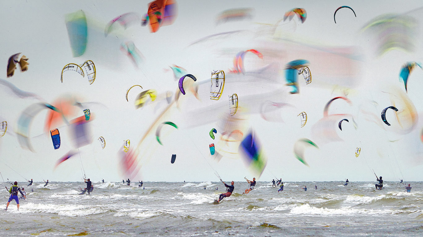 Multiple exposure of kitesurfers in Germany (© plainpicture/Rudi Sebastian)(Bing United Kingdom)