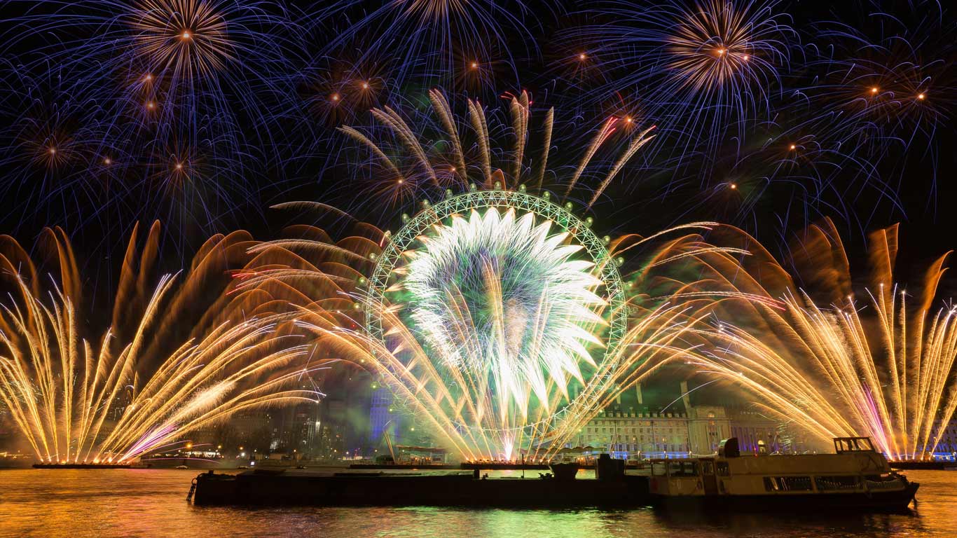 Fireworks in London for the new year (© Anadolu Agency/Getty Images)(Bing United Kingdom)