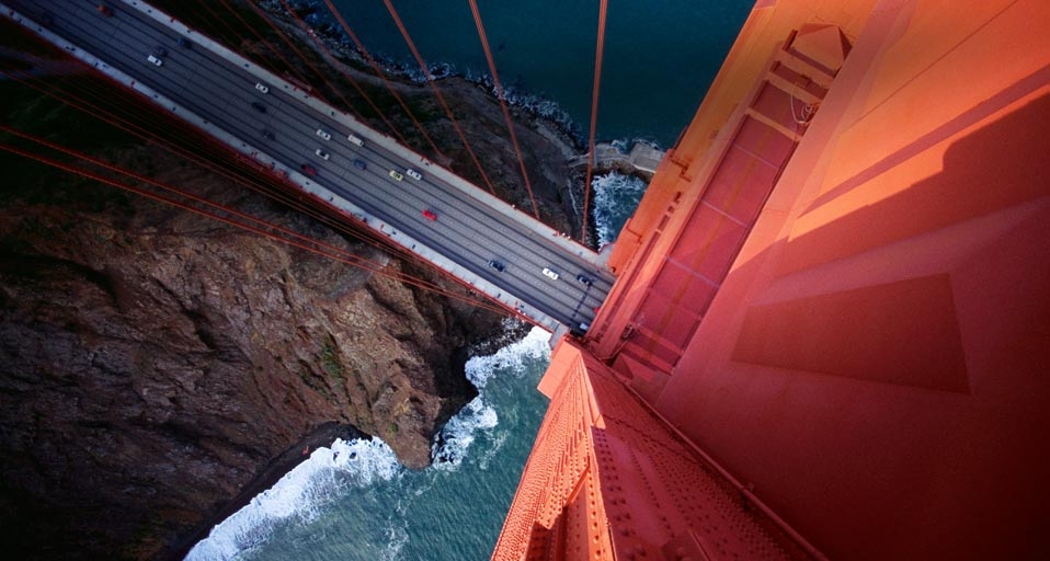 Blick in die Tiefe von der Golden Gate Bridge, San Francisco, Kalifornien – George Steinmetz/Corbis &copy; (Bing Germany)