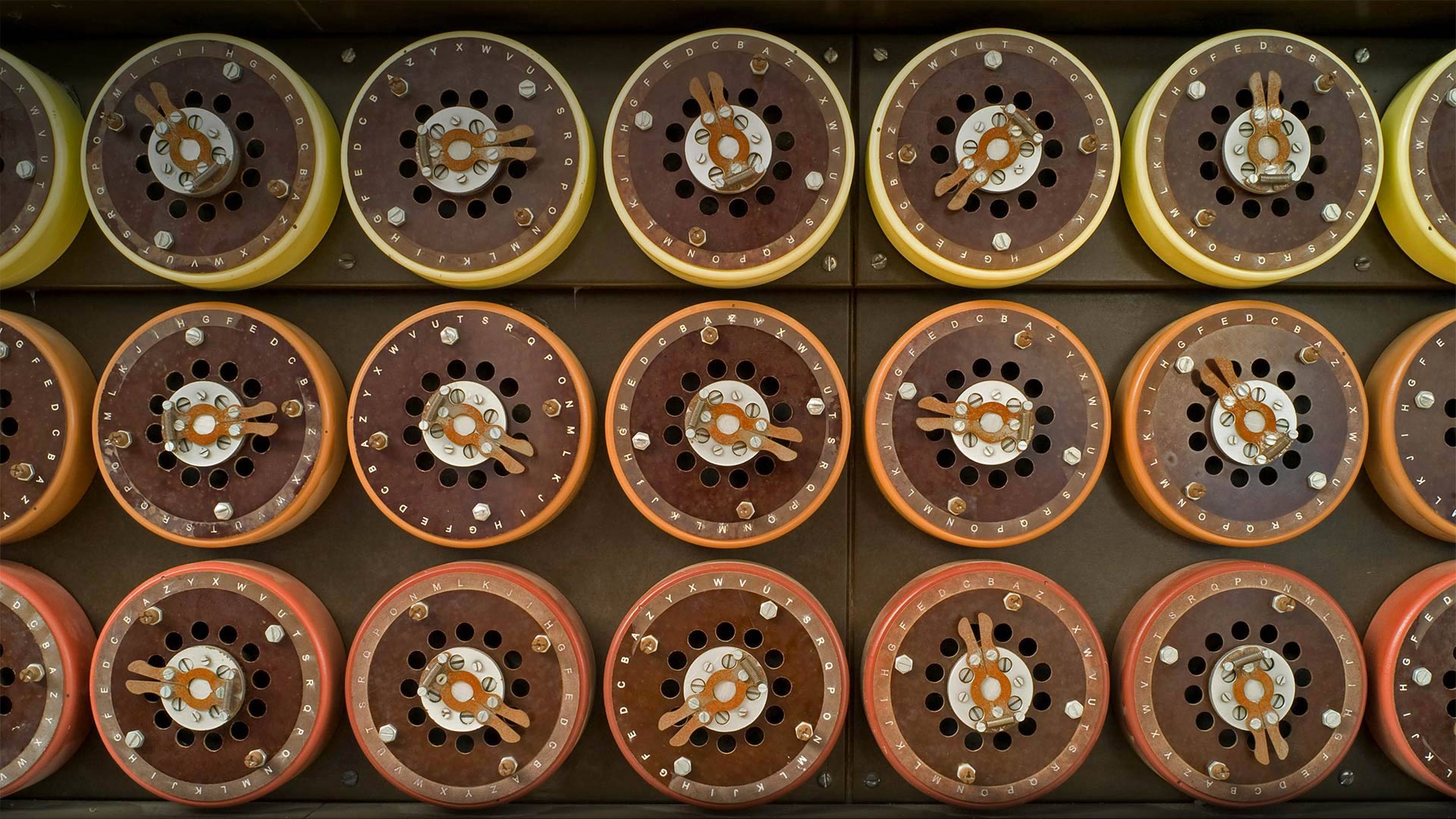 Bombe code-breaking machine, Bletchley Park, Milton Keynes, Buckinghamshire (© Louis Berk/Alamy)(Bing United Kingdom)