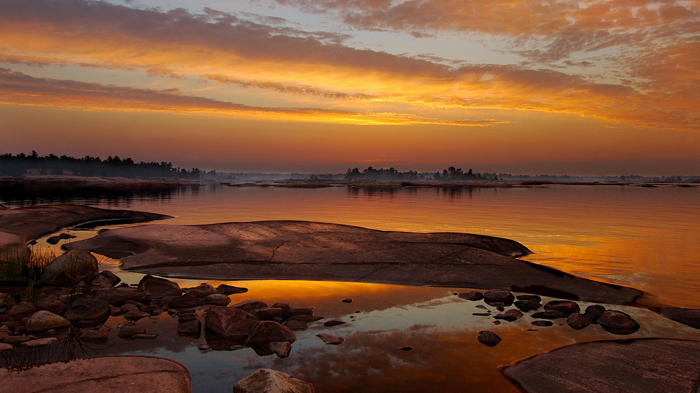 Golden sunrise over the polished granite and water of Georgian Bay, Ontario, Canada (© Peter Bowers/Getty Images)(Bing Canada)