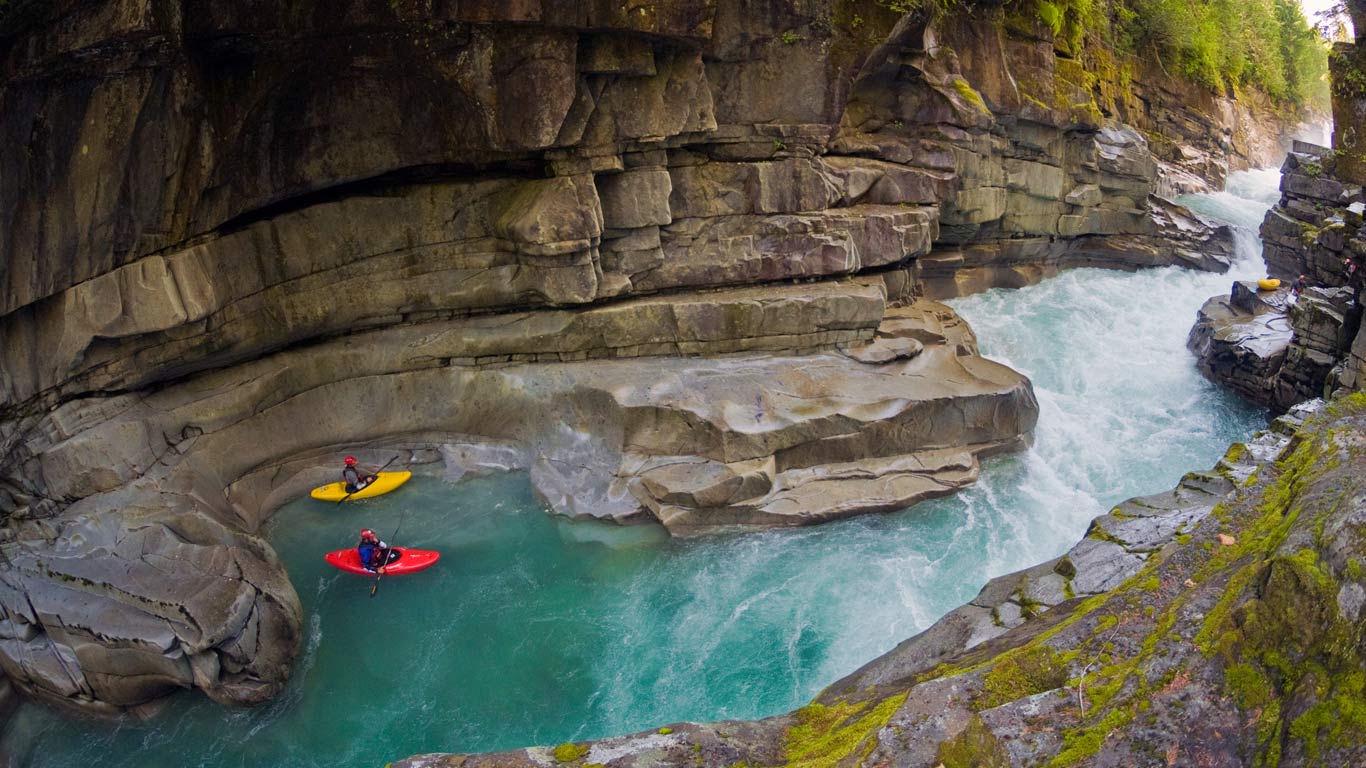 Kayakers in Ashlu Creek near Squamish, British Columbia, Canada (© Phil Tifo/Tandem Stock)(Bing United Kingdom)