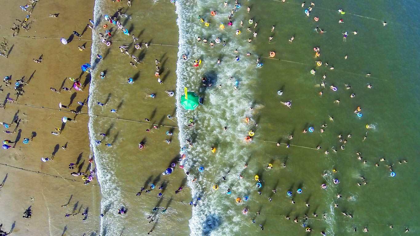 舟山市海滩上的游客 (© Xinhua News Agency/Rex Features)(Bing China)