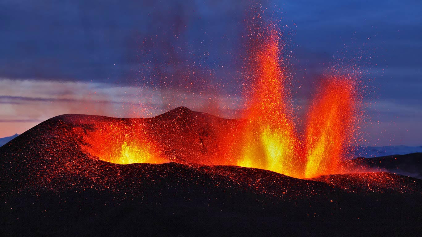 The eruption of Eyjafjallajökull at Fimmvörðuháls Pass in Iceland (© moodboard/Cultura/Getty Images)(Bing United Kingdom)