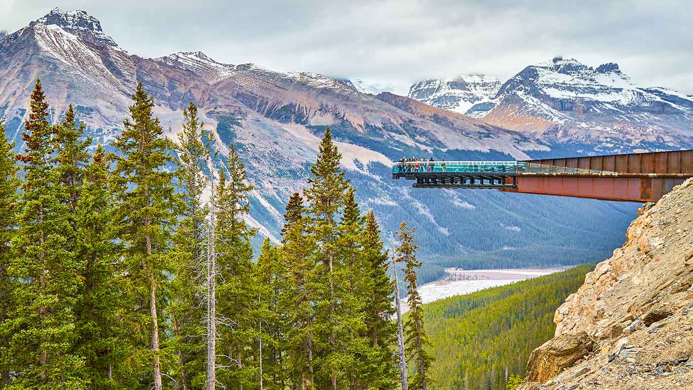 Glacier Skywalk on the Ice Fields Parkway, Jasper, Alta. (© Peter Unger/Getty Images)(Bing Canada)
