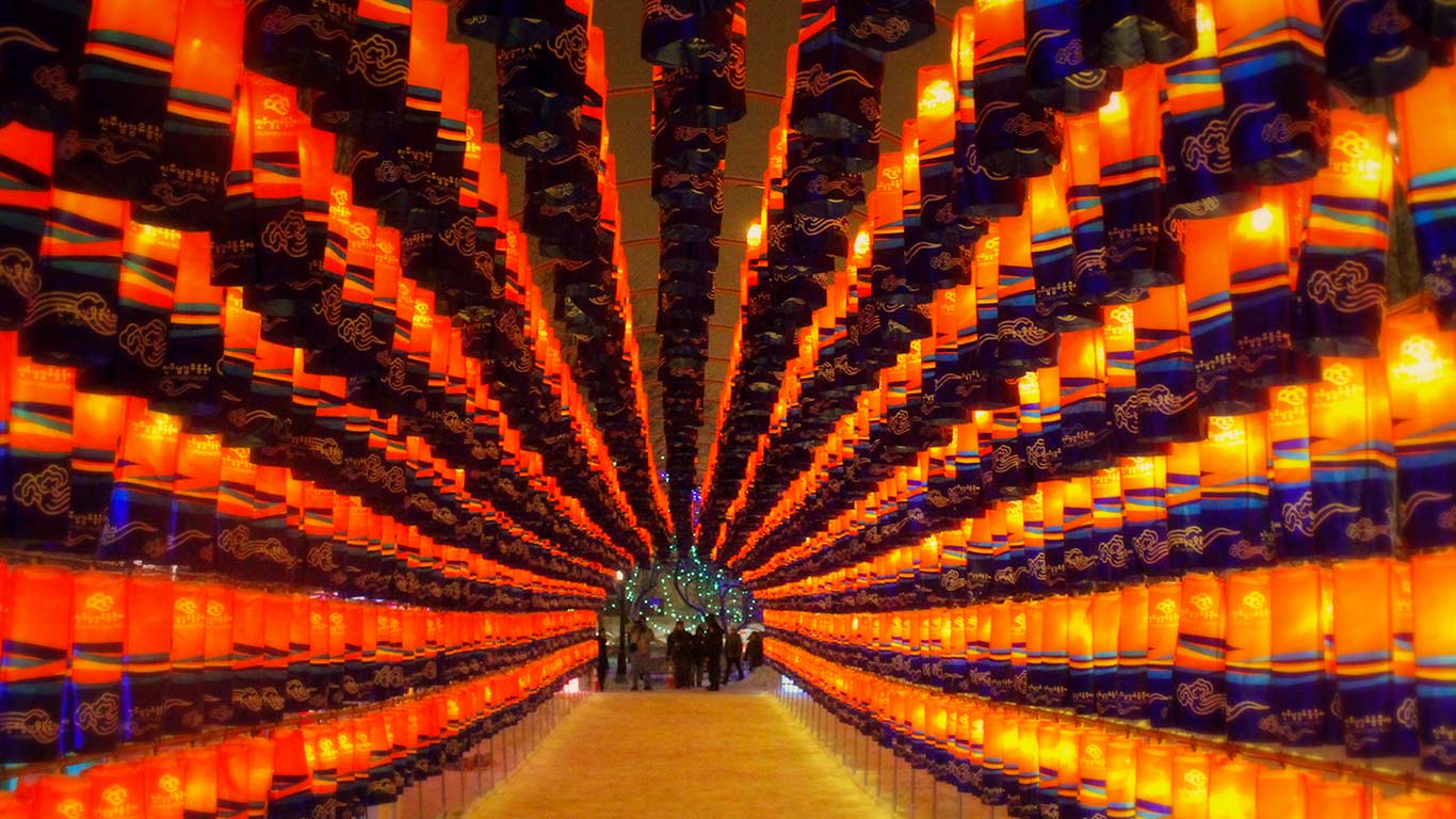 Light tunnel at Winterlude, Ottawa (© Hasan Mahmud Tipu/Getty Images)(Bing Canada)