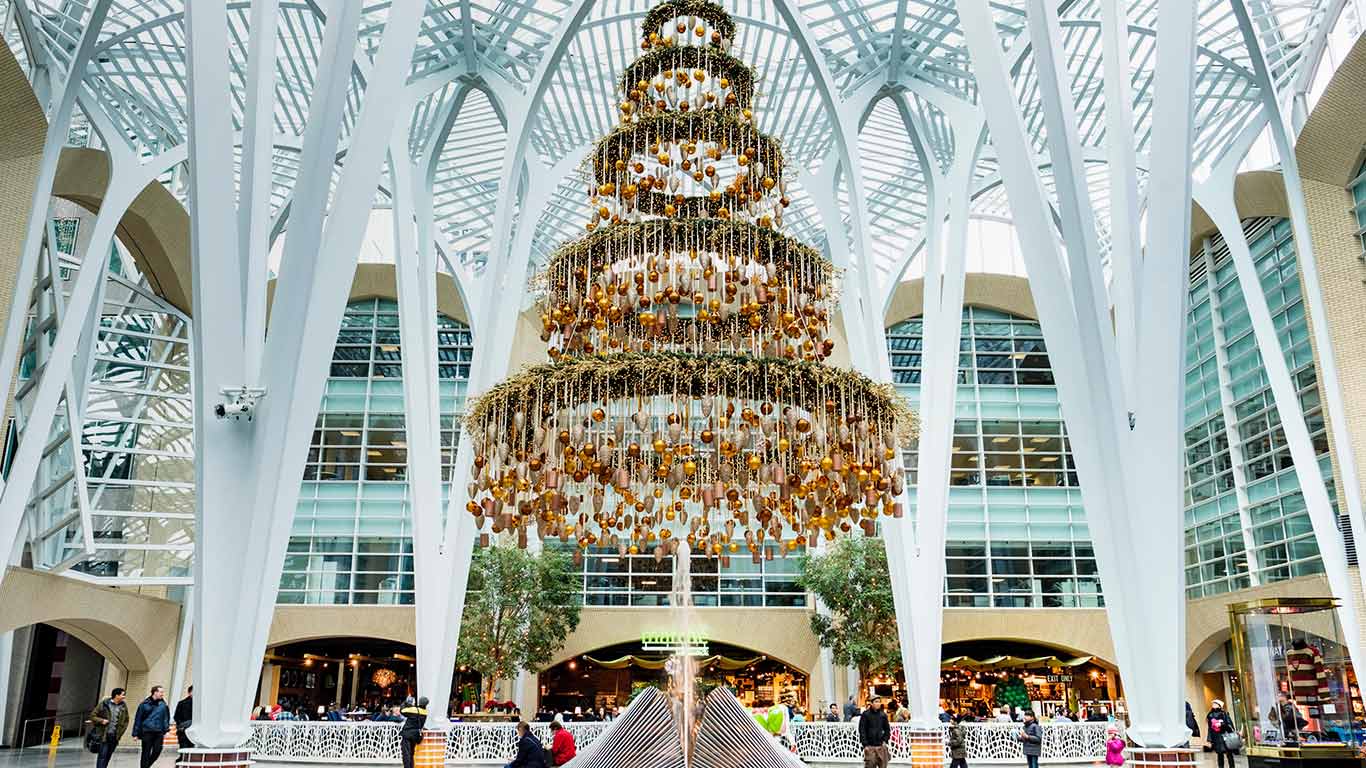 Christmas decorations at the Allen Lambert Galleria in Brookfield Place, Toronto (© Rubens Alarcon/Alamy)(Bing Canada)