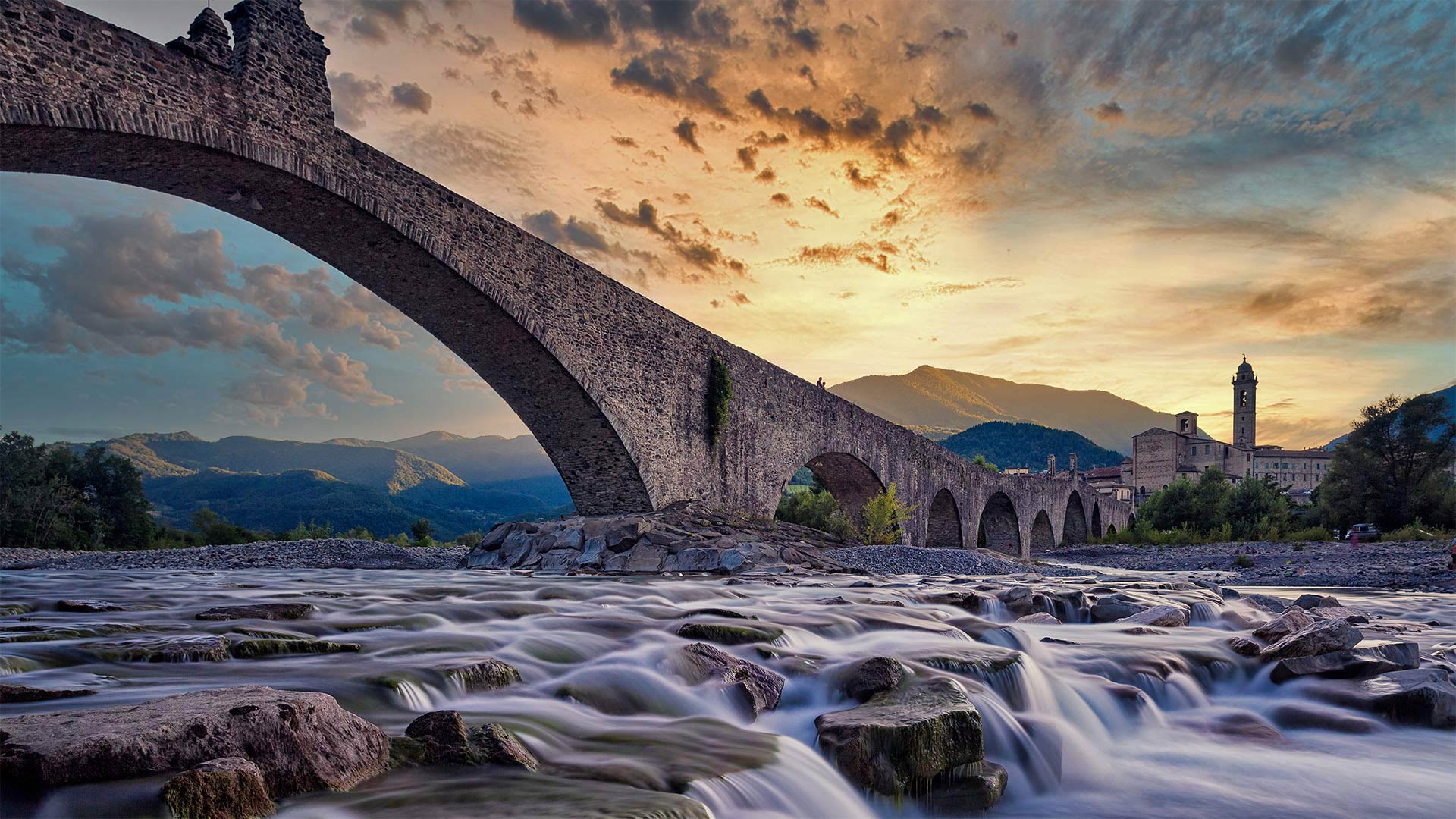 Die Bogenbrücke Ponte Gobbo in Bobbio, Italien (© afinocchiaro/Getty Images)(Bing Deutschland)