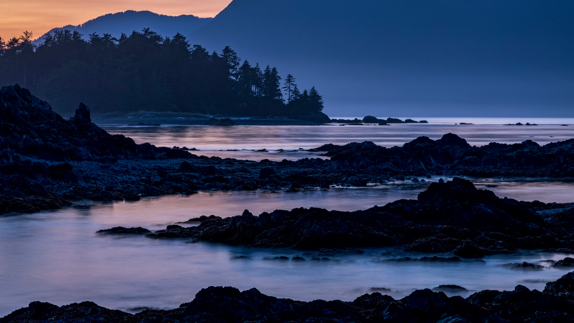 Dusk falls over Vancouver Island viewed from an islet in Nuchatlitz Provincial Park, British Columbia (© plainpicture/Design Pics/Ron Watts)(Bing Canada)