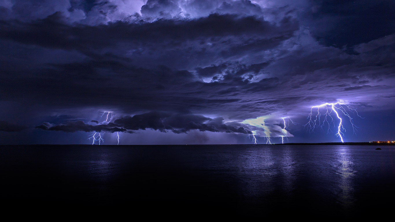 Lightning storm off Cooke Point, Port Hedland, Australia (© Simon Phelps Photography/Getty Images)(Bing United Kingdom)