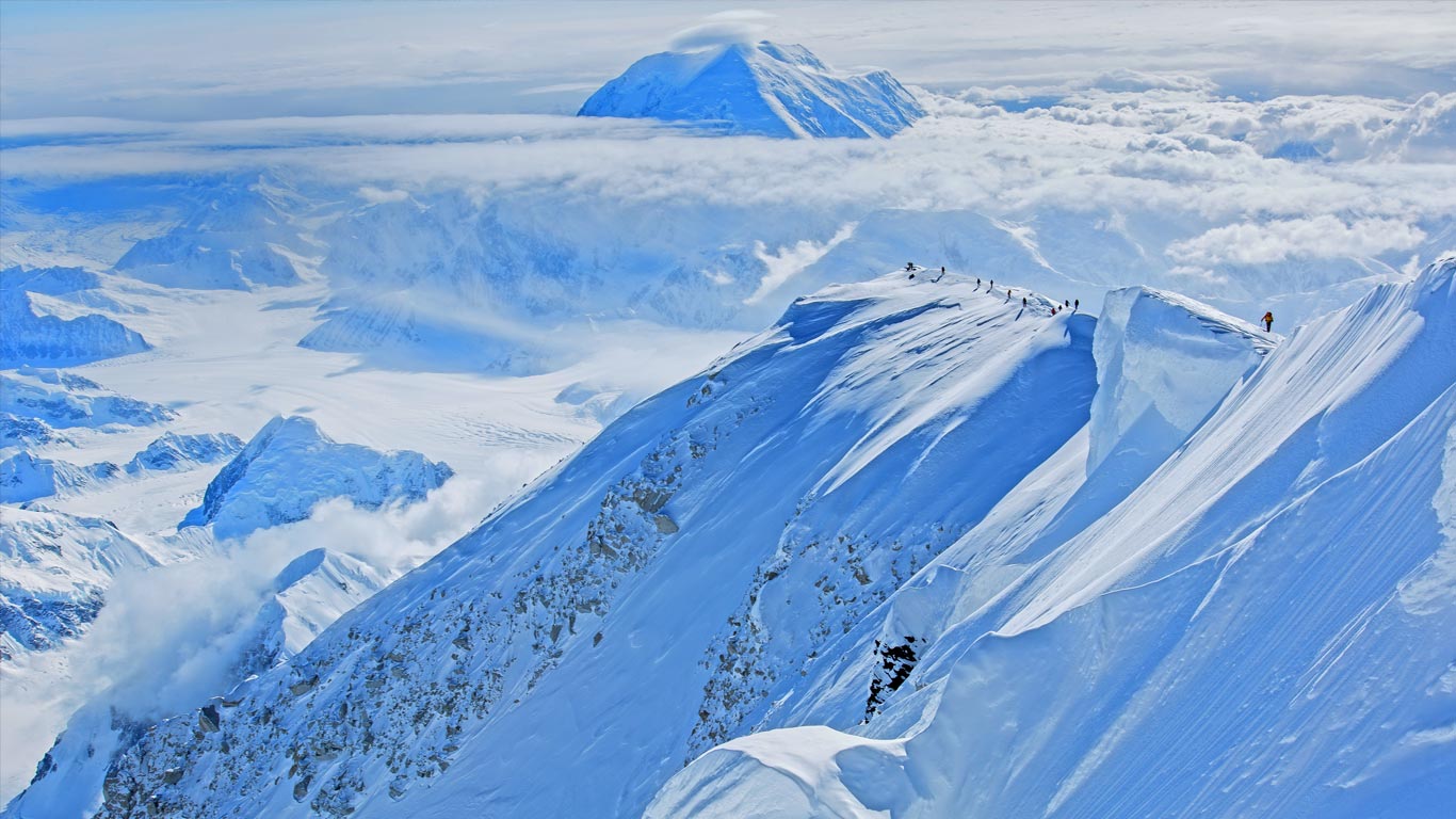 Climbers ascend Mount McKinley in Denali National Park and Preserve, Alaska, USA (© Luke Humphrey)(Bing United Kingdom)