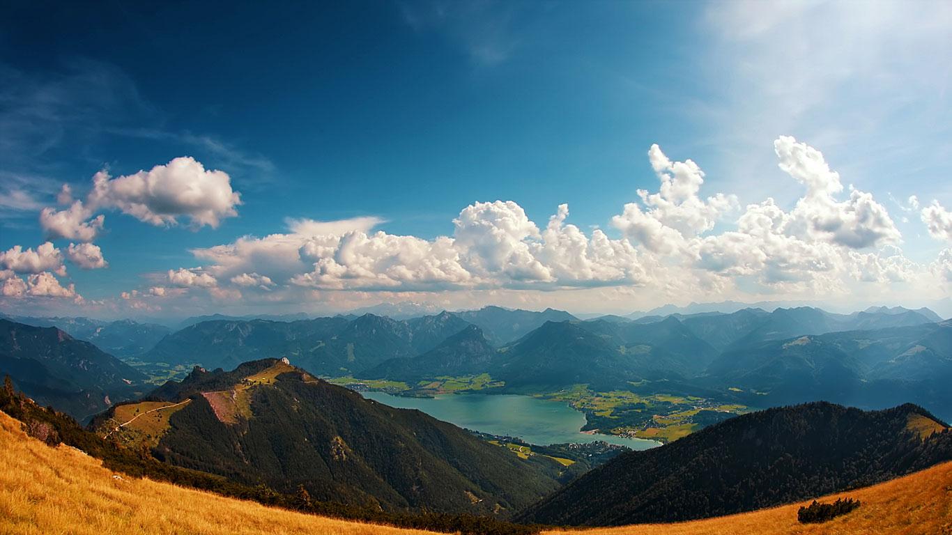 Lake Wolfgangsee and the town of St. Wolfgang in Salzkammergut, Austria (© GT Image/Getty Images)(Bing United Kingdom)