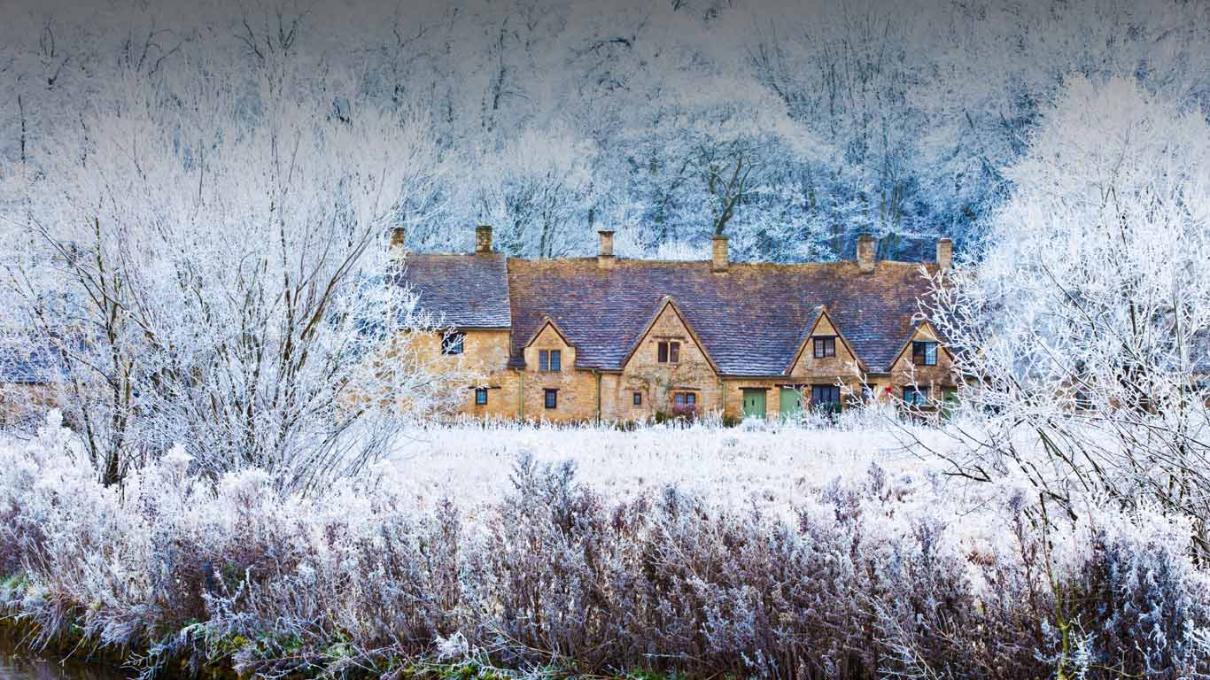 Houses beside the River Coln in Bibury, Gloucestershire (© Cotswolds Photo Library/Alamy)(Bing United Kingdom)