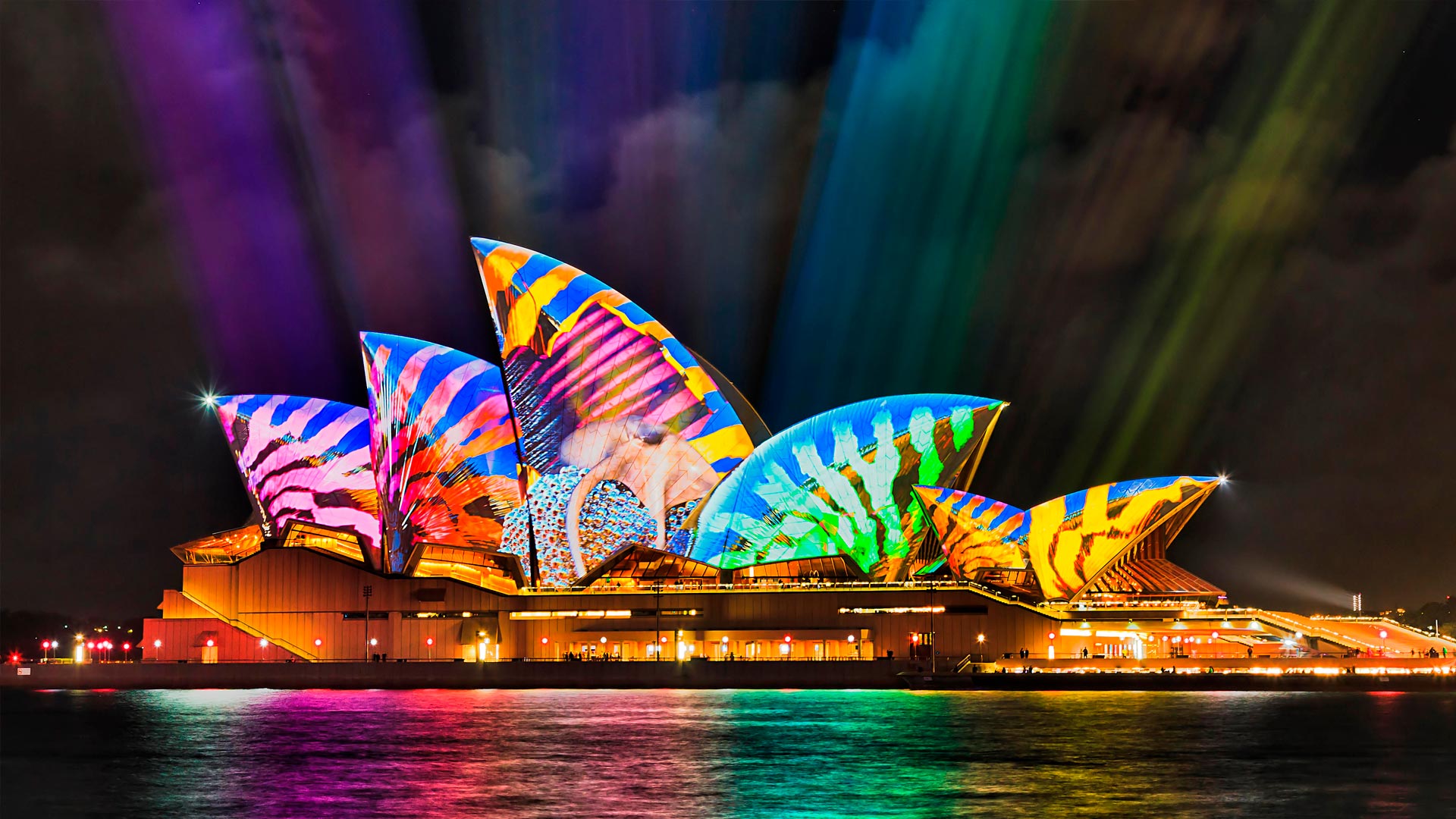 Sydney Opera House light beam projections during Vivid 2017 (© Taras Vyshnya/Alamy Stock Photo)(Bing United Kingdom)