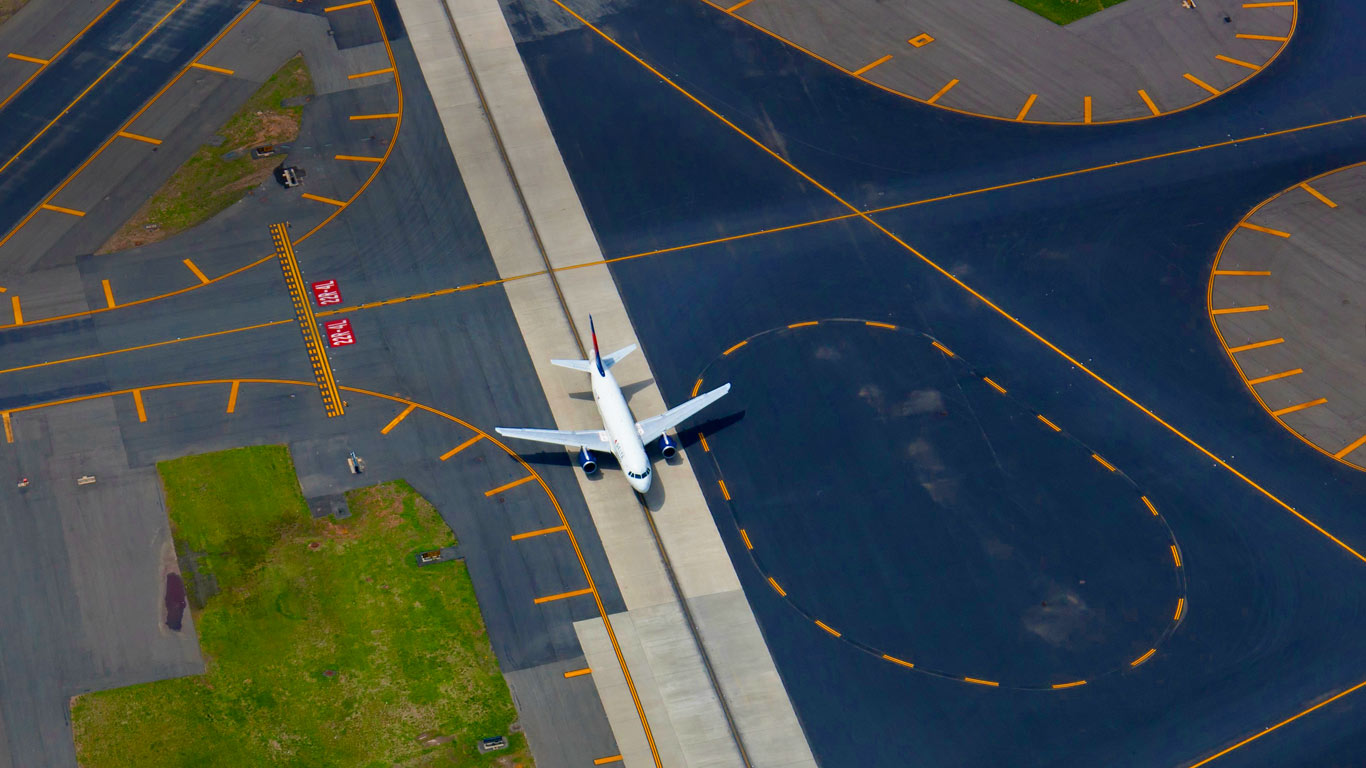 Newark Liberty International Airport, New Jersey (© Peter Adams/Corbis)(Bing Canada)