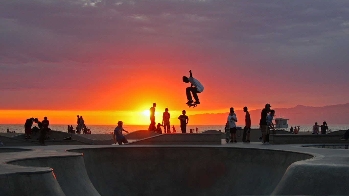 Skateboarding at Venice Beach, California (© mgs/Moment/Getty Images)(Bing United Kingdom)