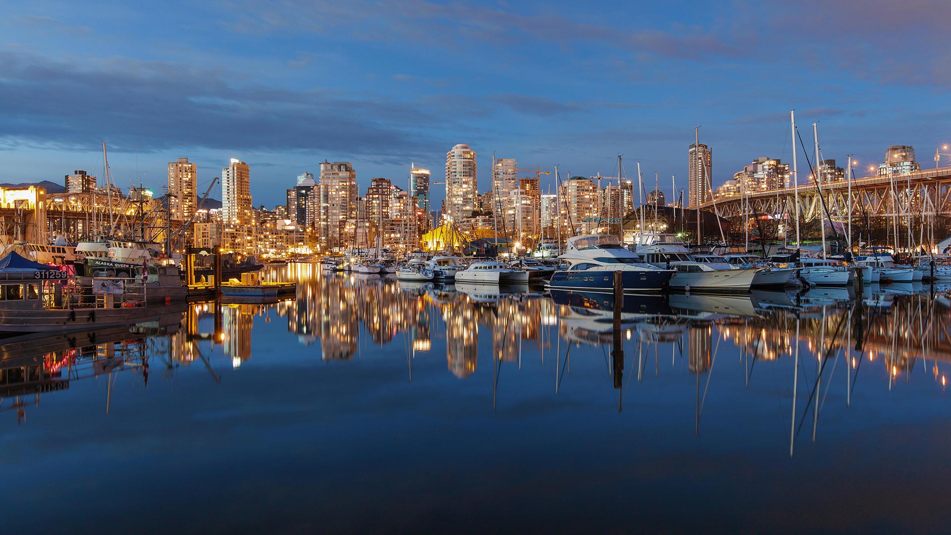 Boats resting between the Granville Bridge and the Burrard Bridge in False Creek, Vancouver (© Greg Norgaard/Alamy Stock Photo)(Bing Canada)
