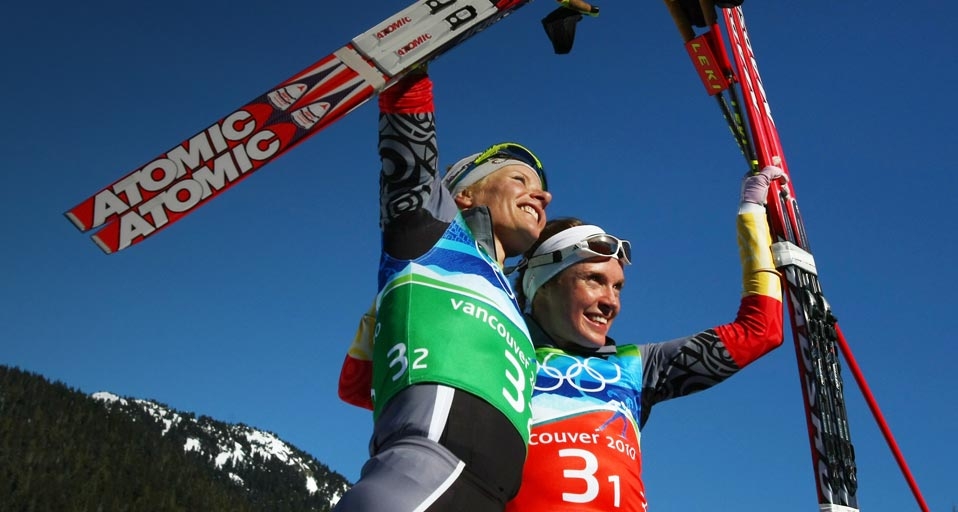 Claudia Nystad (links) und Evi Sachenbacher-Stehle feiern den Gewinn der Goldmedaille im Skilanglauf-Teamsprint der Frauen am 22. Februar 2010 bei den Olympischen Winterspielen von Vancouver im Whistler Olympic Park, Whistler, Kanada. – Alexander Hassenst