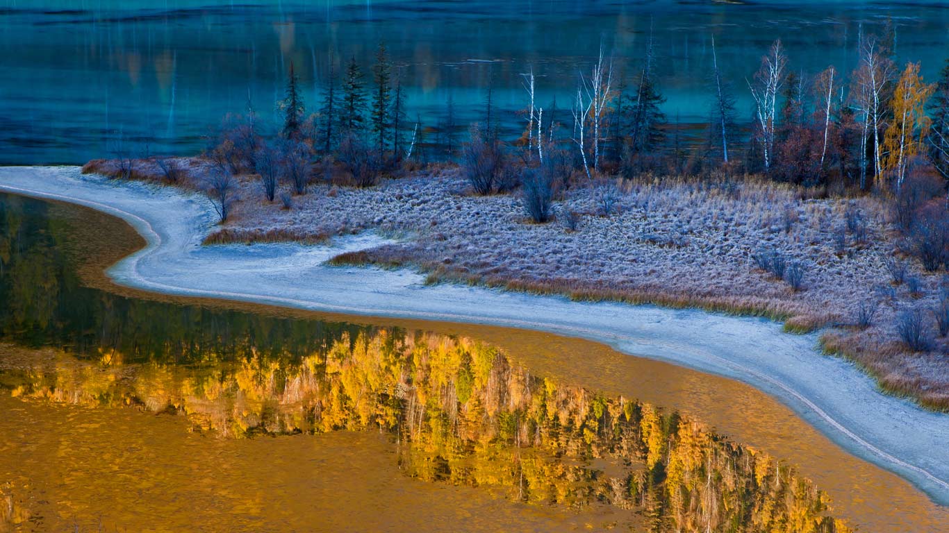 ｢カナス湖｣中国, 新疆ウイグル自治区 (© zhouyousifang/Getty Images)(Bing Japan)