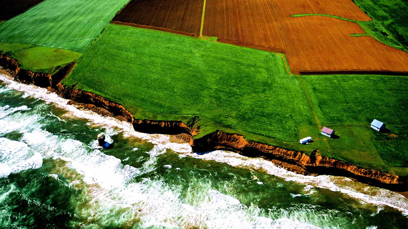 An aerial view of the northern coastline of Prince Edward Island, Canada (© Blain Harrington III)(Bing Canada)