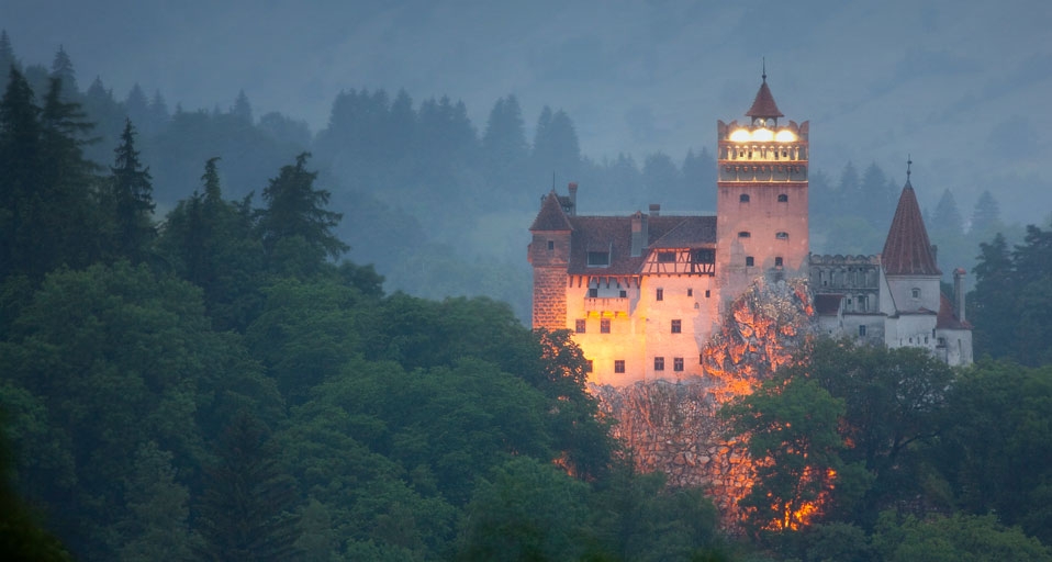 Bran castle (Dracula castle) in Bran, Transylvania, Romania (© Marco Cristofori /Corbis) &copy; (Bing United Kingdom)