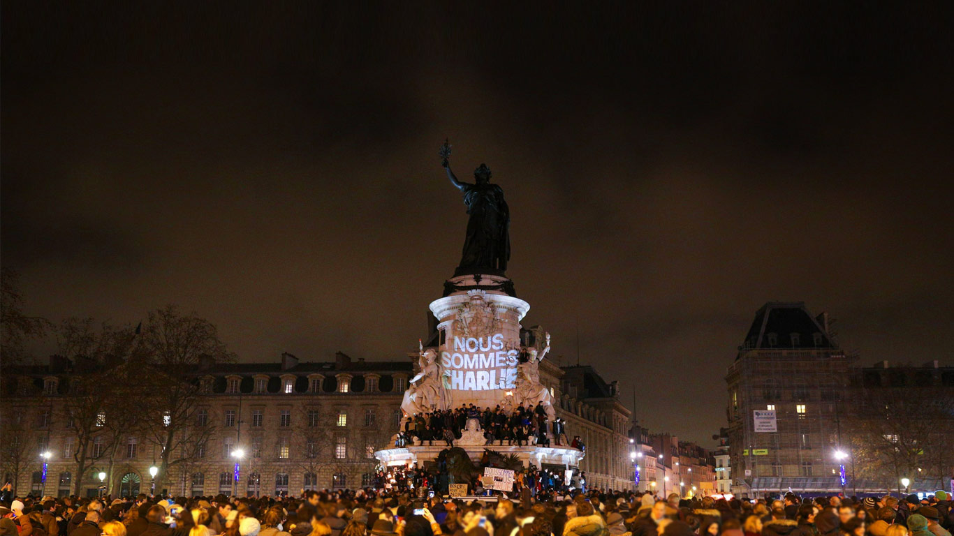 Rassemblement après l’attentat commis dans les locaux de Charlie Hebdo, place de la République, Paris (© REX/LaurentVu/SIPA)(Bing France)