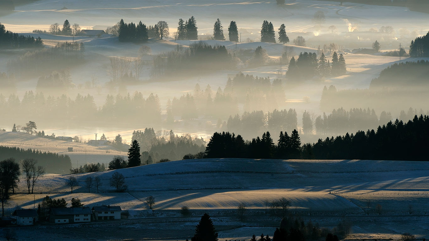 Bewaldete Hügel im Morgenlicht am Auerberg, Marktoberdorf, Allgäu, Bayern, Deutschland (© Robert Seitz/imagebroker/Corbis)(Bing Deutschland)