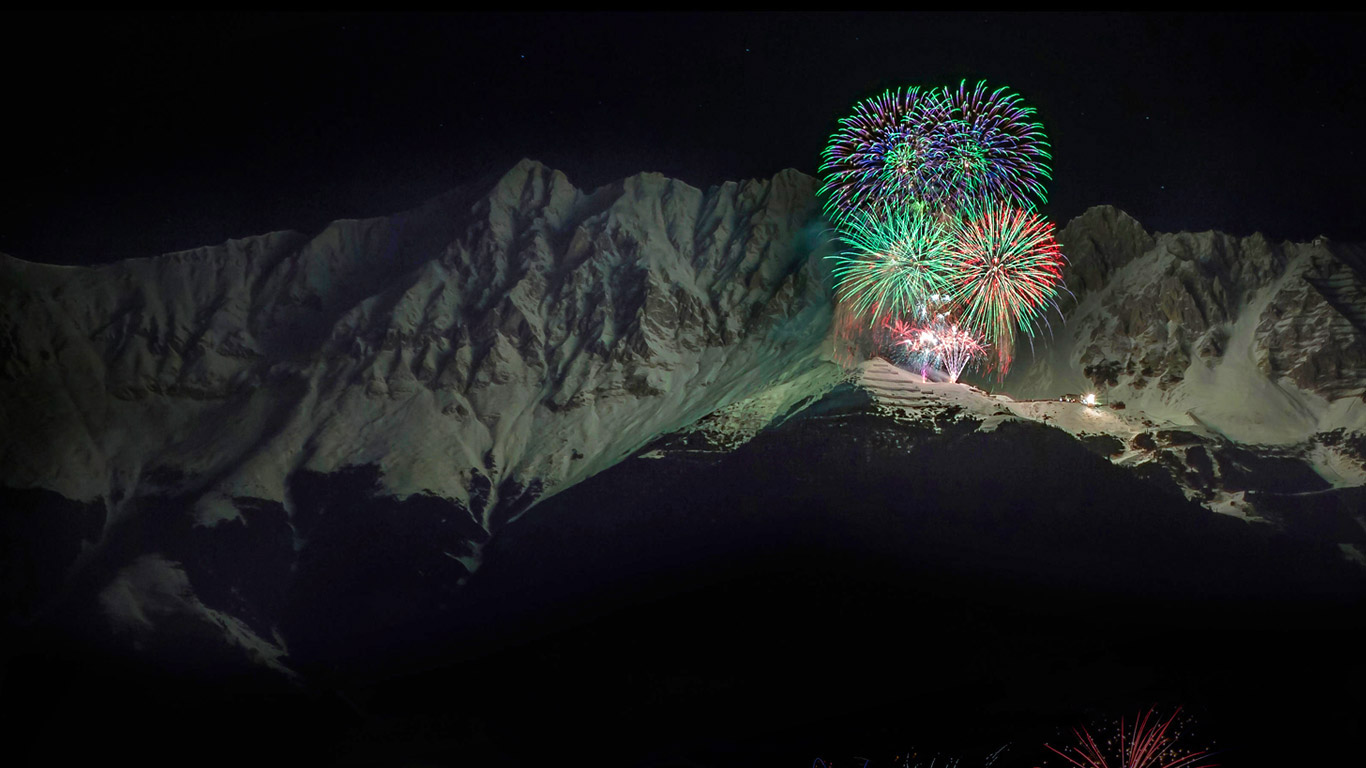 New Year’s Eve fireworks in the Nordkette mountain range, Austria (© imageBROKER/Alamy)(Bing United Kingdom)