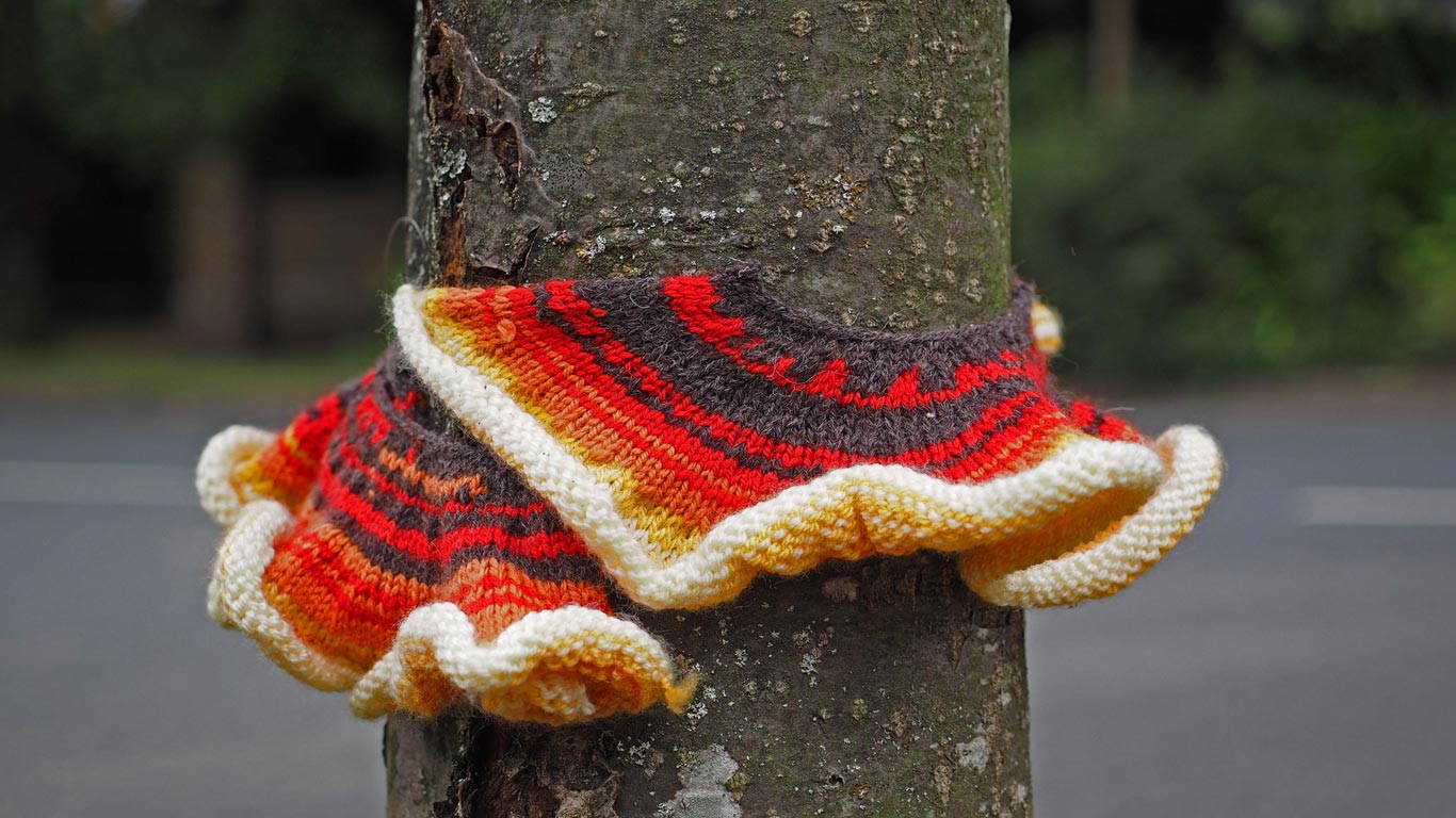 Yarn bombing in Gurnard Village, Isle of Wight, England (© Kuki Waterstone/Alamy)(Bing Canada)