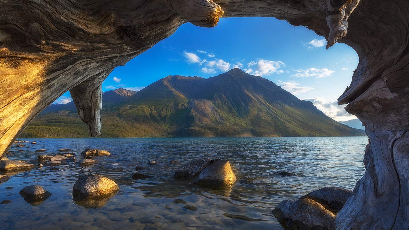 Kathleen Lake in Kluane National Park, Yukon (© Robert Postma/Design Pics/Getty Images)(Bing Canada)