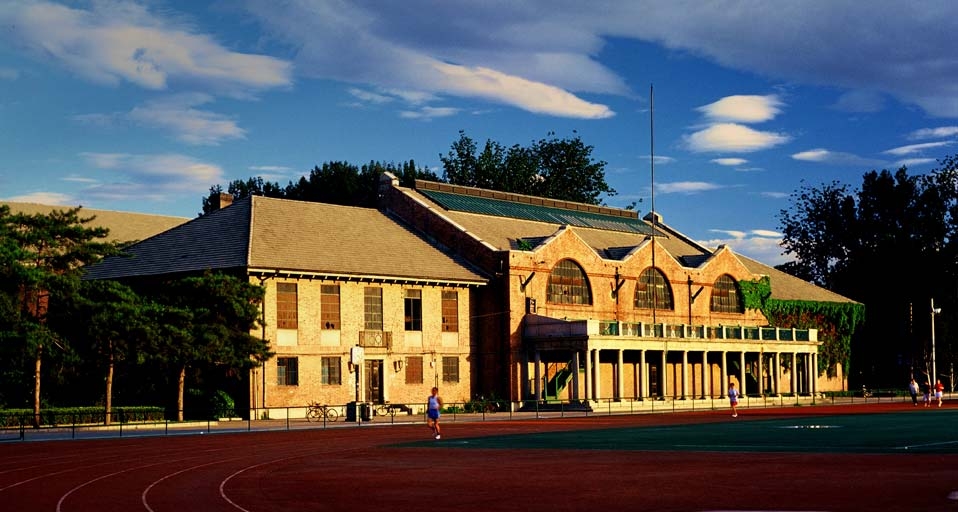 水木清华：清华第一个体育馆西体育馆 -- 清华大学/刘旋 &copy; (Bing China)