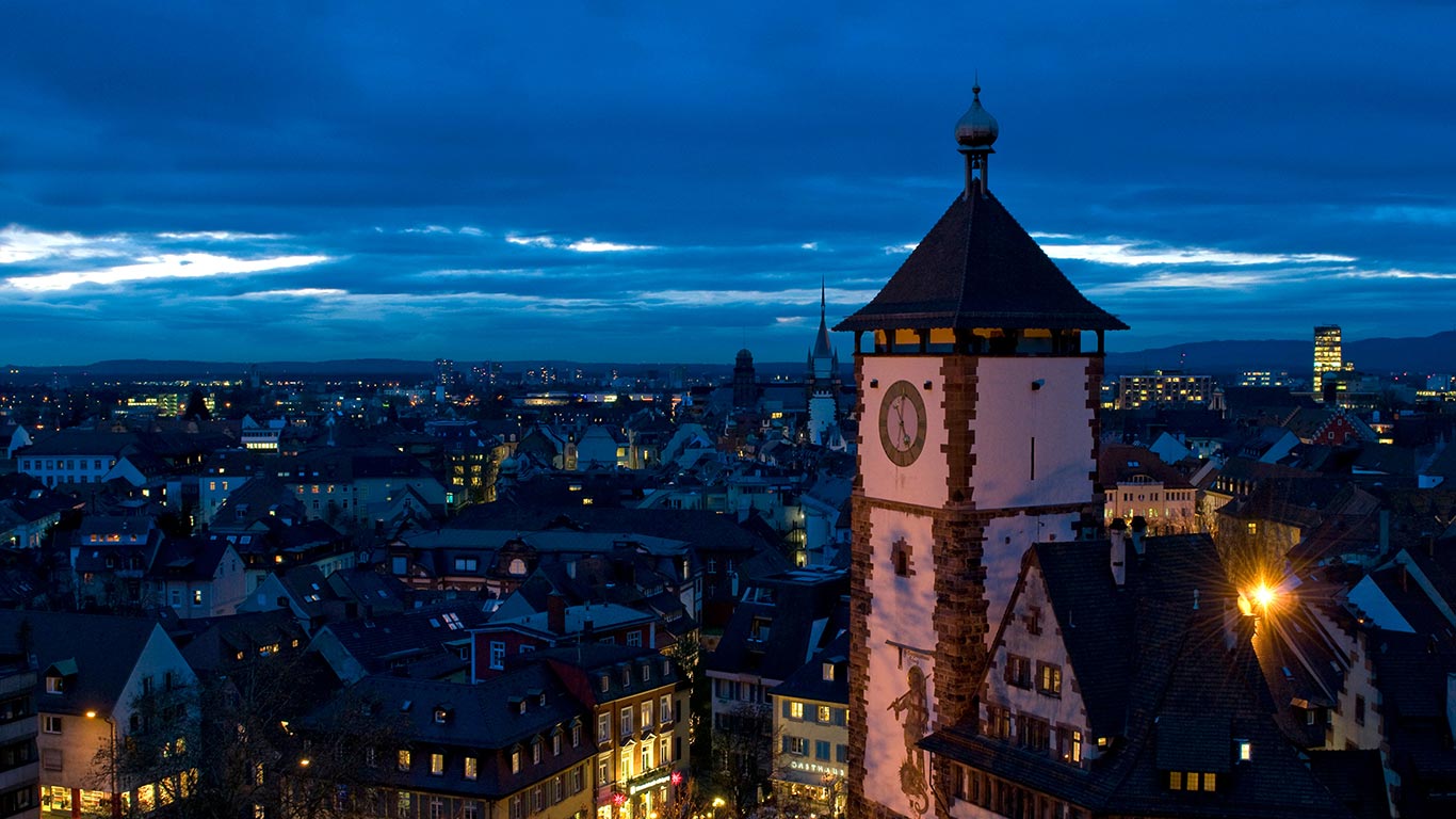 Nächtliches Panorama mit Schwabentor, Freiburg, Baden-Württemberg, Deutschland (© imageBROKER/Alamy Stock Photo)(Bing Deutschland)