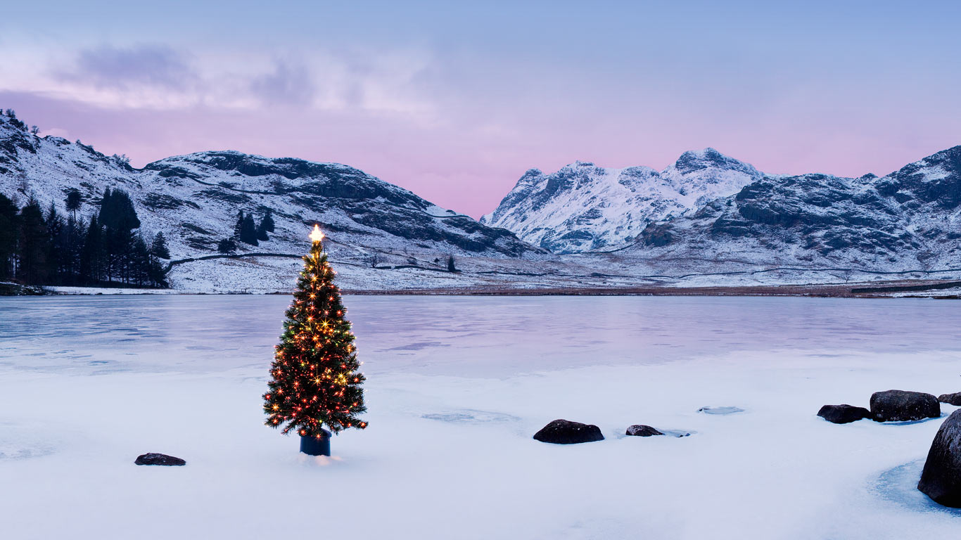 The Langdale Pikes with an illuminated Christmas tree, Lake District National Park (© Tonywestphoto/Getty Images)(Bing United Kingdom)