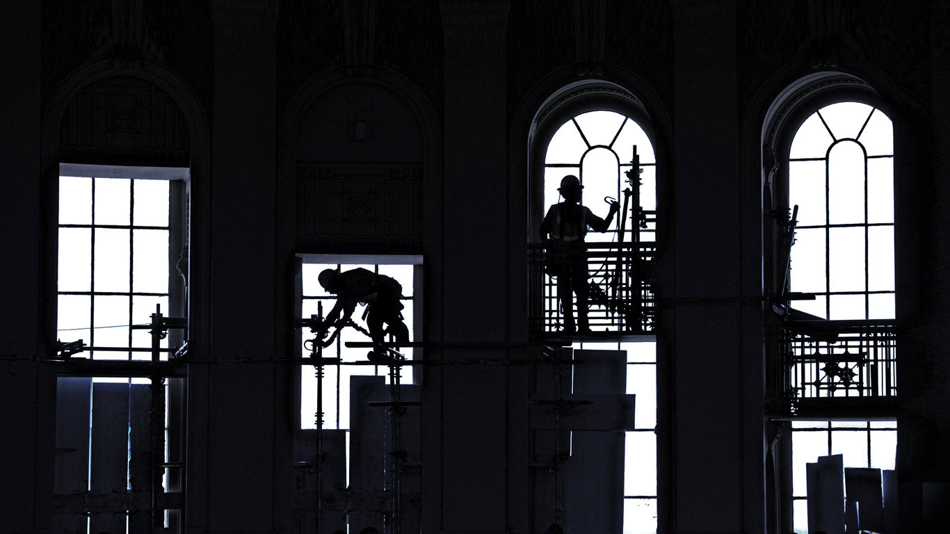 Workers restoring the rotunda of the US Capitol in Washington, DC (© AOC Photo/Alamy)(Bing United States)