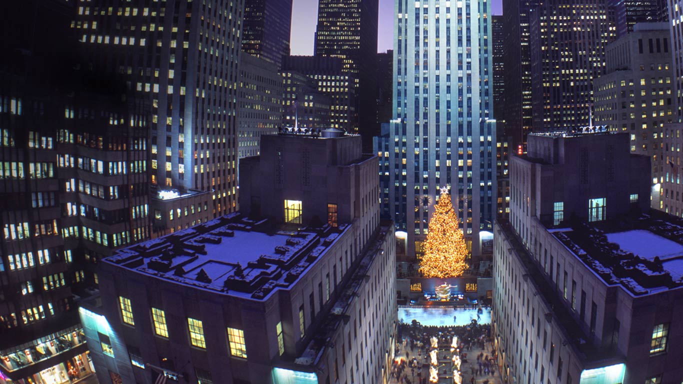 Christmas tree at Rockefeller Center, New York City, New York (© age fotostock/SuperStock)(Bing Canada)