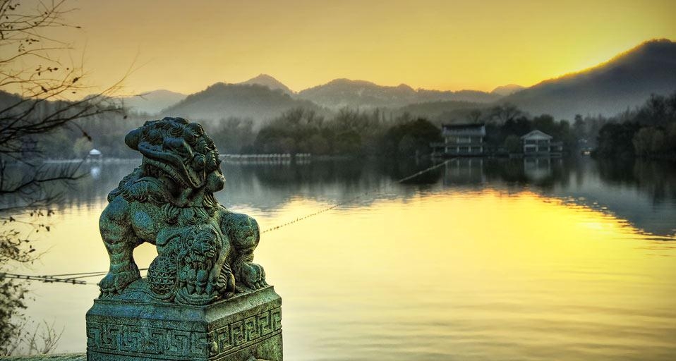 落日的余辉照耀在西湖上 (© Andy Brandl/Flickr/Getty Images) &copy; (Bing China)