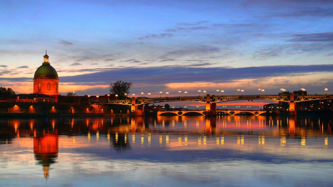 Sunset over the Garonne River in Toulouse, France (© Richard Fairless/Getty Images)(Bing Canada)