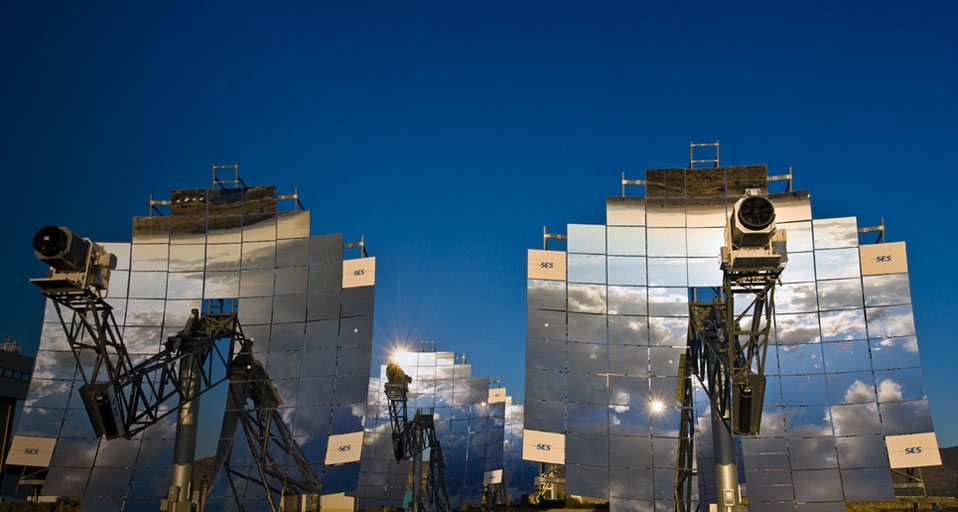 Mirror arrays concentrate light making electricity near Albuquerque, New Mexico, USA -- Michael Melford/Corbis &copy; (Bing United Kingdom)