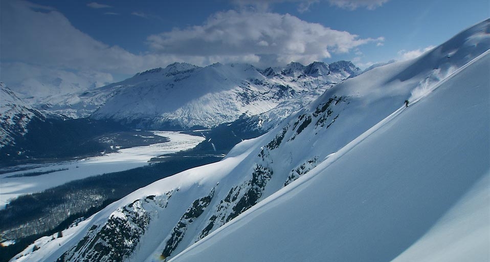 Skier making turns on a ridge near Valdez, Alaska, USA (© Wink Inc./Footage Search) &copy; (Bing United Kingdom)