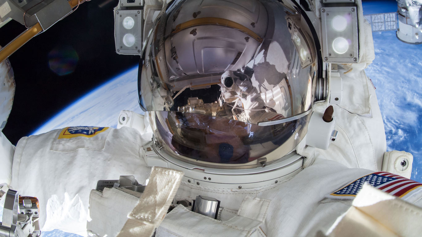 Astronaut Terry Virts takes a selfie in space (© NASA)(Bing United Kingdom)