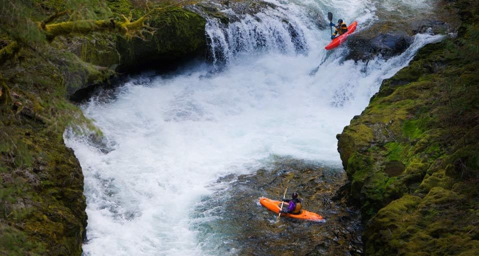 Kayakers on Eagle Creek in the Columbia River Gorge, Oregon, U.S.A. (© Ty Milford/Aurora Photos) &copy; (Bing Canada)