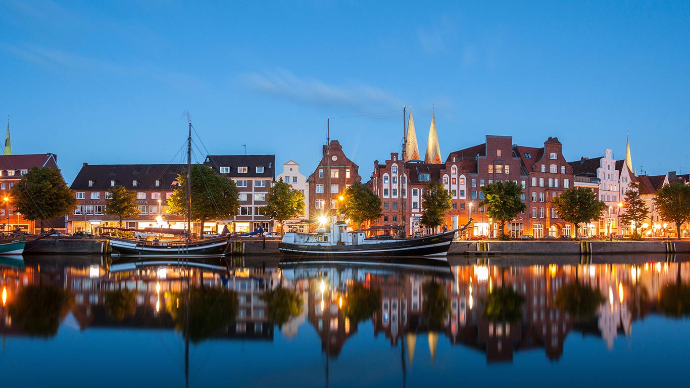 Traveufer in Lübeck, Schleswig-Holstein, Deutschland (© Radius Images/Alamy Stock Photo)(Bing Deutschland)