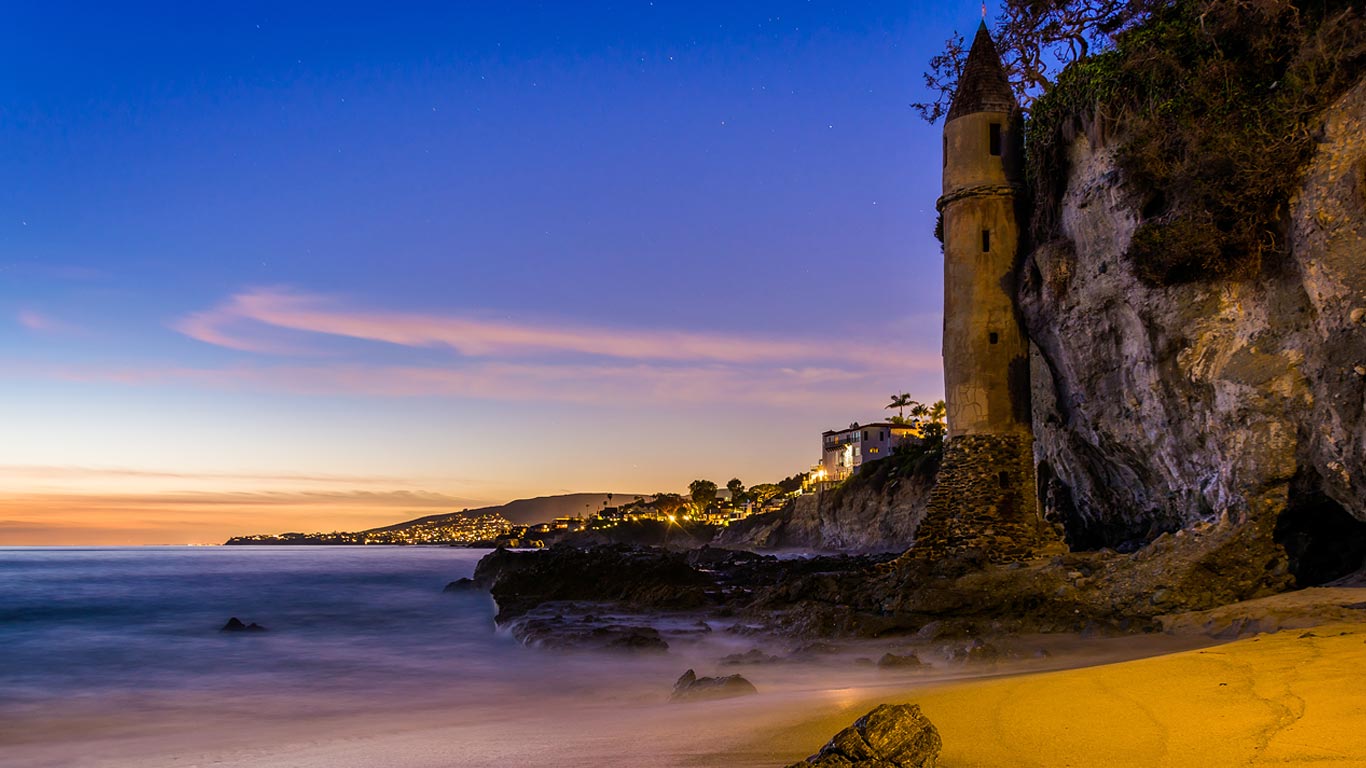 The tower at Victoria Beach, Laguna Beach, California (© Jon Bilous/Shutterstock)(Bing United Kingdom)