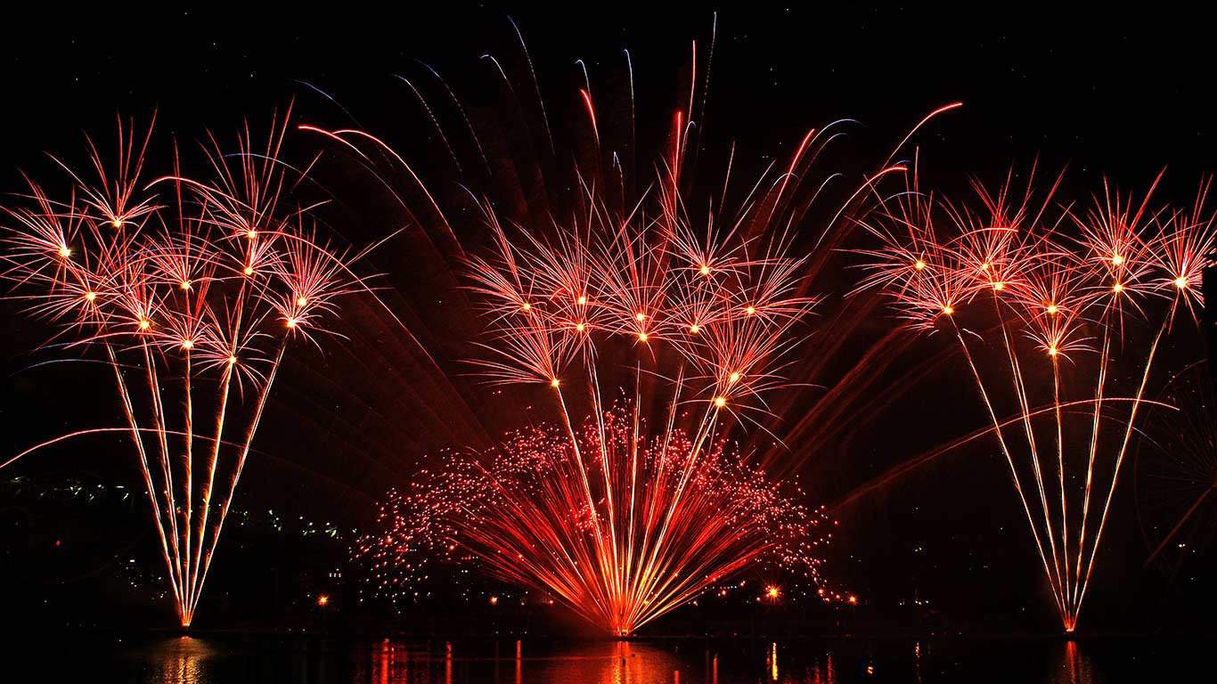 Display of fireworks at the Montreal Fireworks Festival (© McPhoto/Burch/Alamy)(Bing Canada)