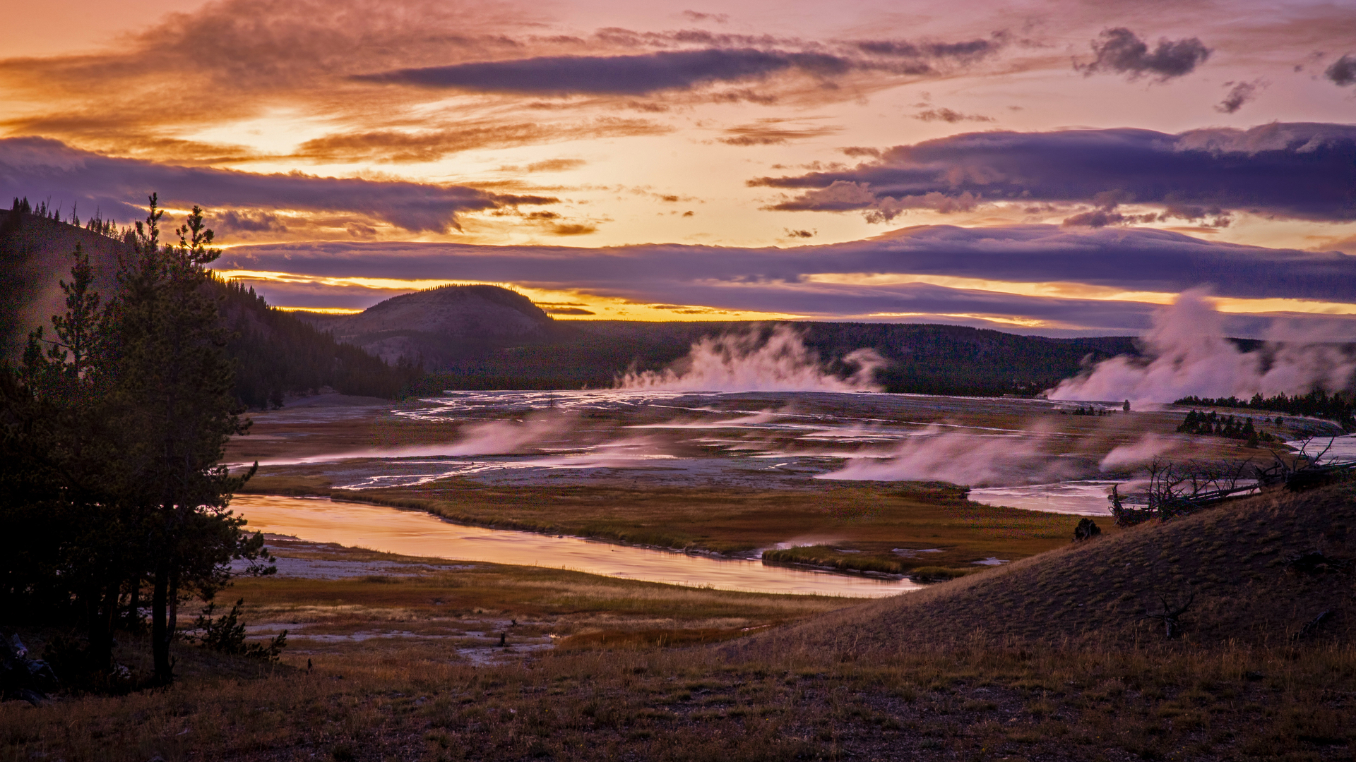 Upper Geyser Basin in Yellowstone National Park, Wyoming, USA (© Ray Urner/Tandem Stills + Motion)(Bing United Kingdom)