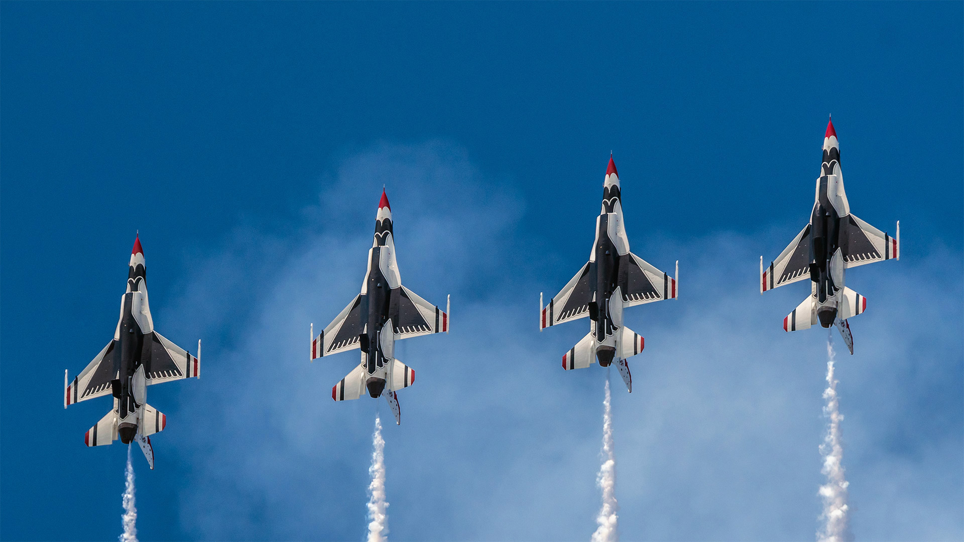 US Air Force Thunderbirds perform over Hampton, Virginia (© gmeland/Shutterstock)(Bing United States)